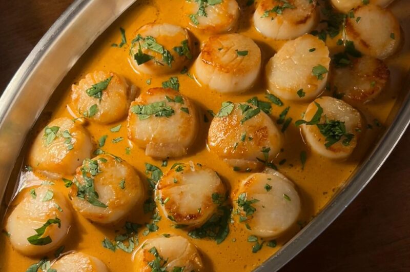 Vieiras en caldillo sedoso de chile de árbol